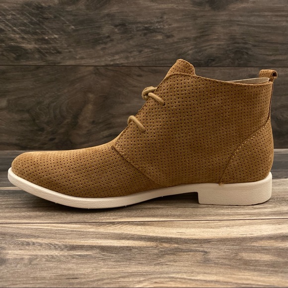 NIB Born Bazau Perforated Suede Ankle Chukka Boot - Picture 7 of 11